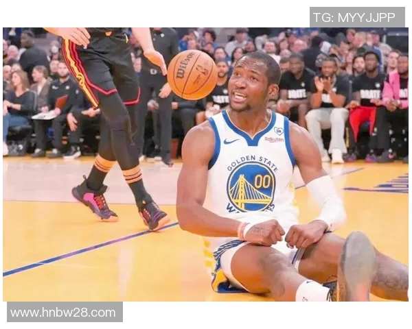 勇士队赛场细节引发关注 球员小动作成热议焦点